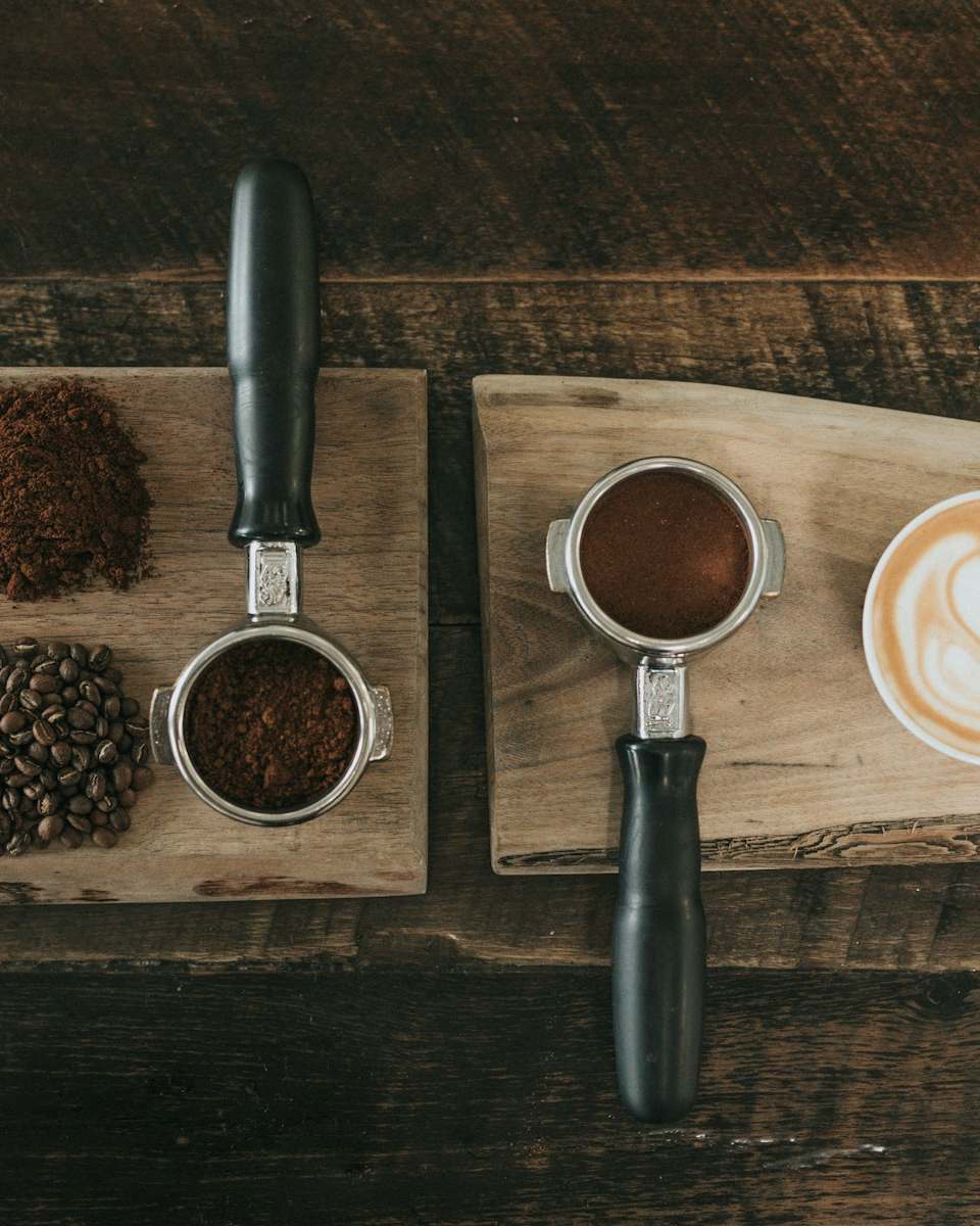 Un barista qui verse un motif dans une tasse pendant un atelier
