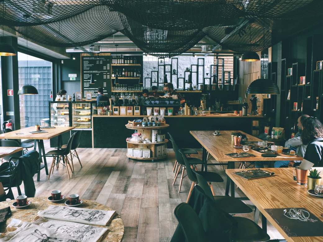 L'équipe de la brûlerie réunie devant le comptoir