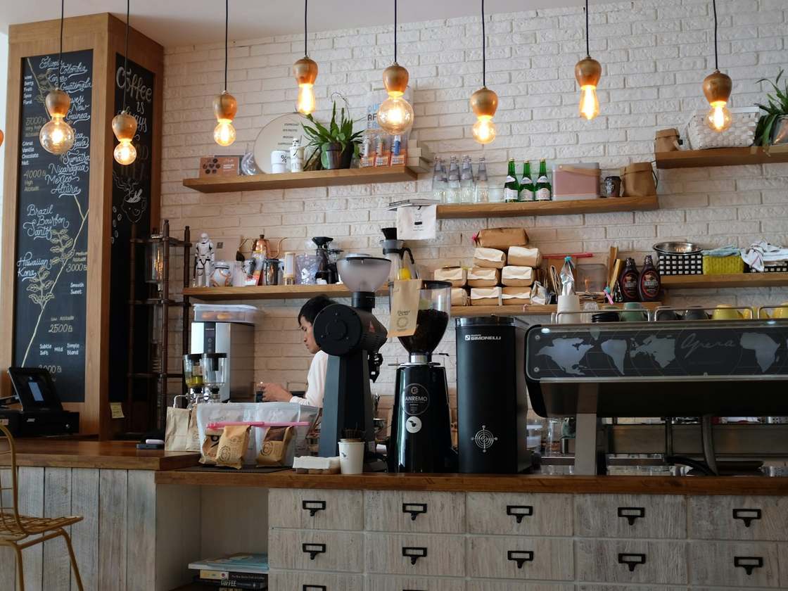La salle avant de la brûlerie avec ses tables en bois et son comptoir