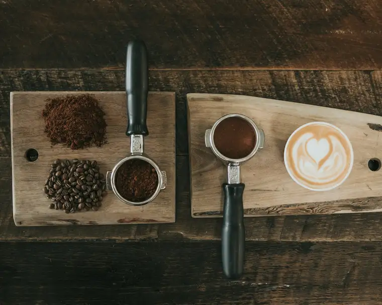 Un barista qui verse un motif dans une tasse pendant un atelier